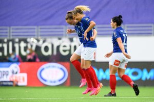 Celin Bizet Ildhusøy og Janni Thomsen feirer etter 4-1 scoringen. Foto: Morten Mitchell Larød / SPORTFOTO
