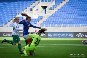 Jenna Dear felles av keeper og tildeles straffe. Foto: Morten M. Larød