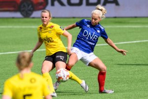 Rikke Nygard i duell med LSK-spiller. Morten Mitchell Larød / SPORTFOTO