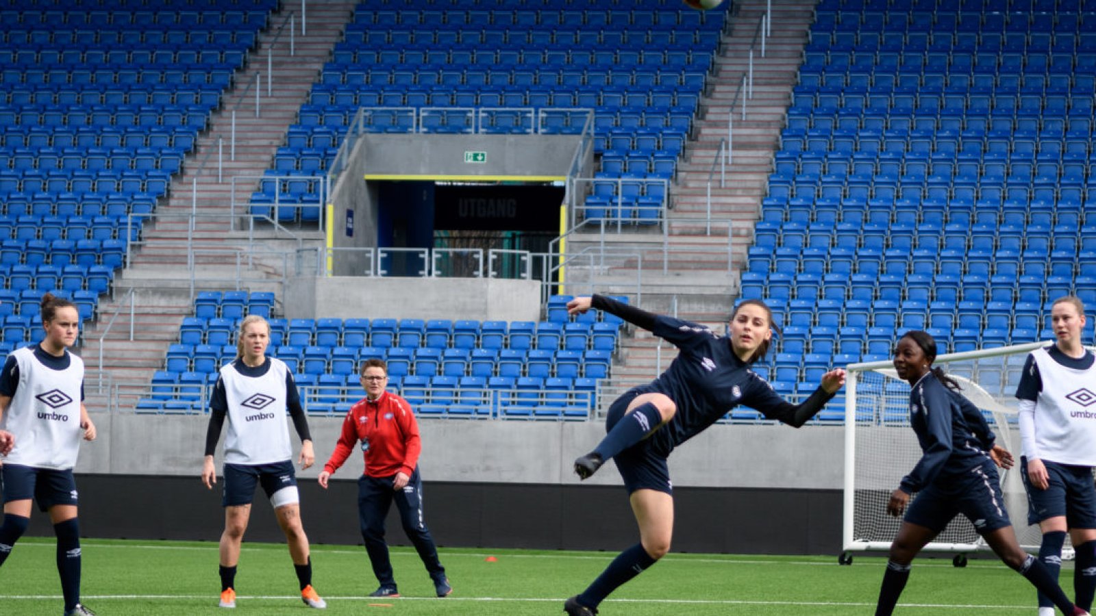 Jenna Dear forsøker et "kung-fu" spark på trening. Foto: Morten M. Larød / Sportfoto