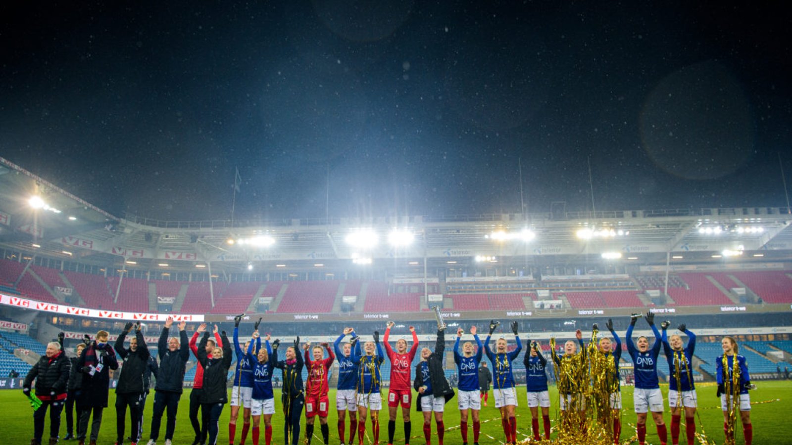 Vålerenga feirer fjorårets cupgull Foto: Vegard Wivestad Grøtt / BILDBYRÅN / kod VG / VG0081