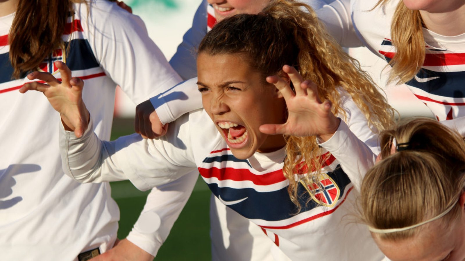 Celin Bizet Ildhusøy får med seg ei lagvenninne på J19 landslaget. Foto: Thomas Brekke Sæteren