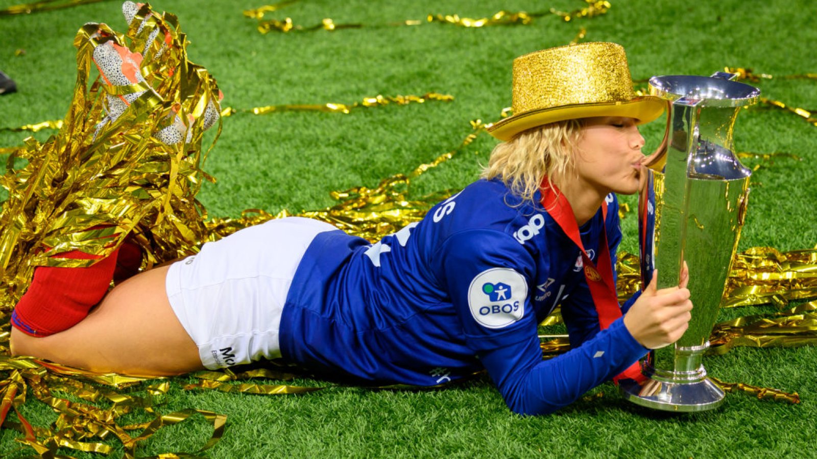 Celin Bizet Ildhusøy omfavner pokalen etter at seriemesterskapet ble sikret. Foto: Morten Mitchell Larød / SPORTFOTO