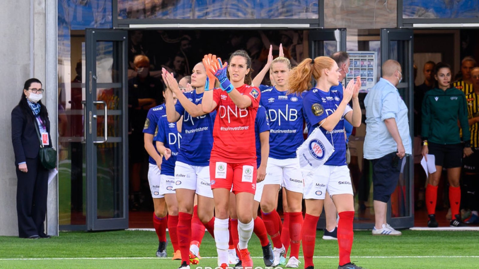 Spillerne hyllet Klanen etter kampen. Her fra utmarsjen. Foto: Morten Mitchell Larød / SPORTFOTO