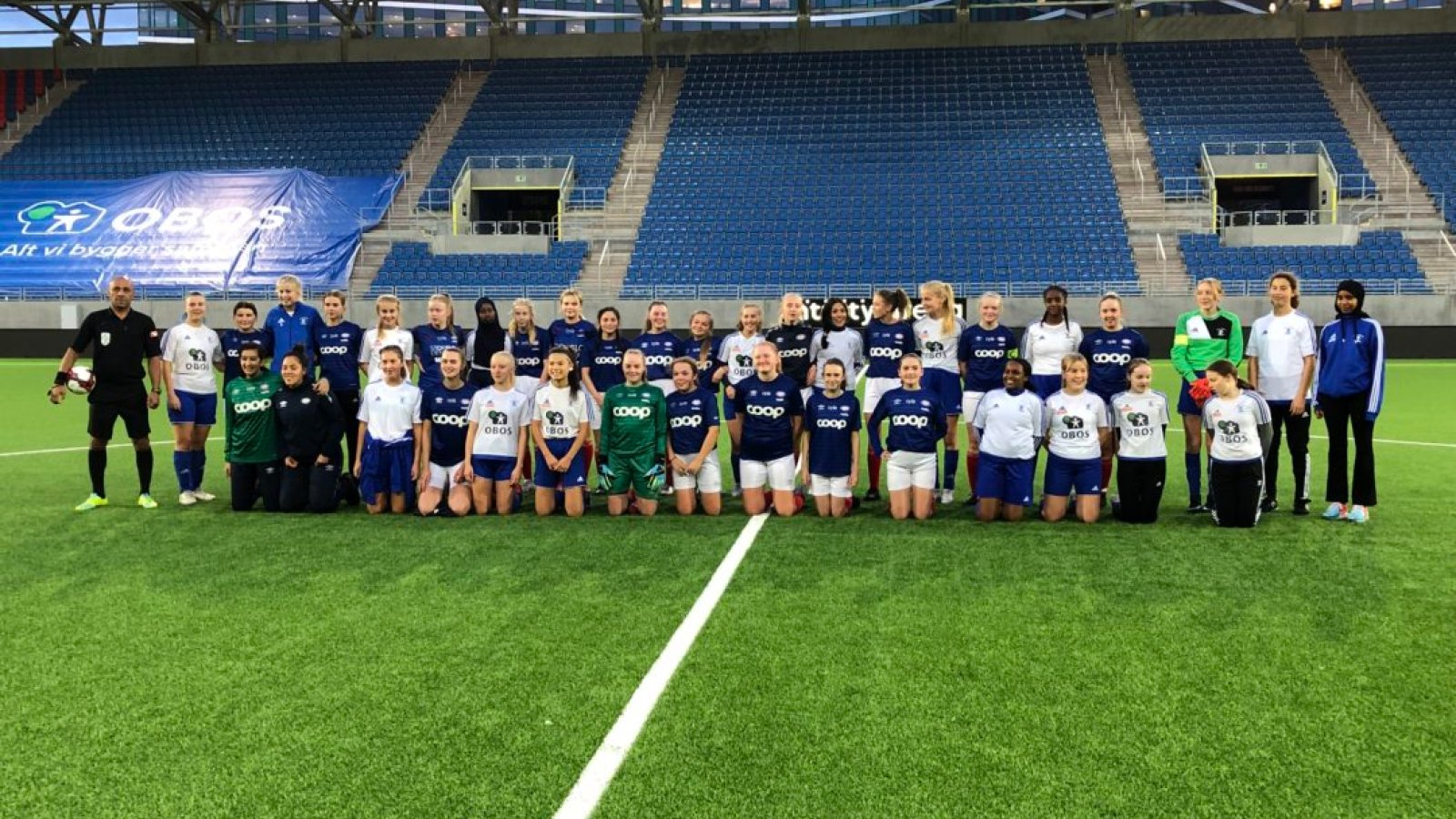 Vålerenga og Lille Tøyen J15 i skjønn forening etter kampen som endte 3-2 til hjemmelaget.