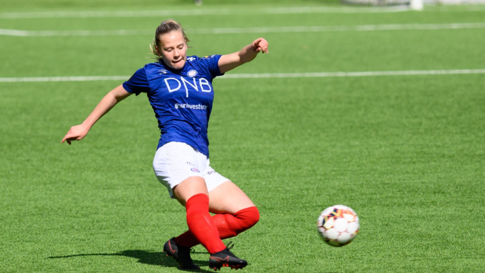 Emilie Østerås i aksjon mot Lyn under en treningskamp i mai. Foto: Morten Mitchell Larød / SPORTFOTO