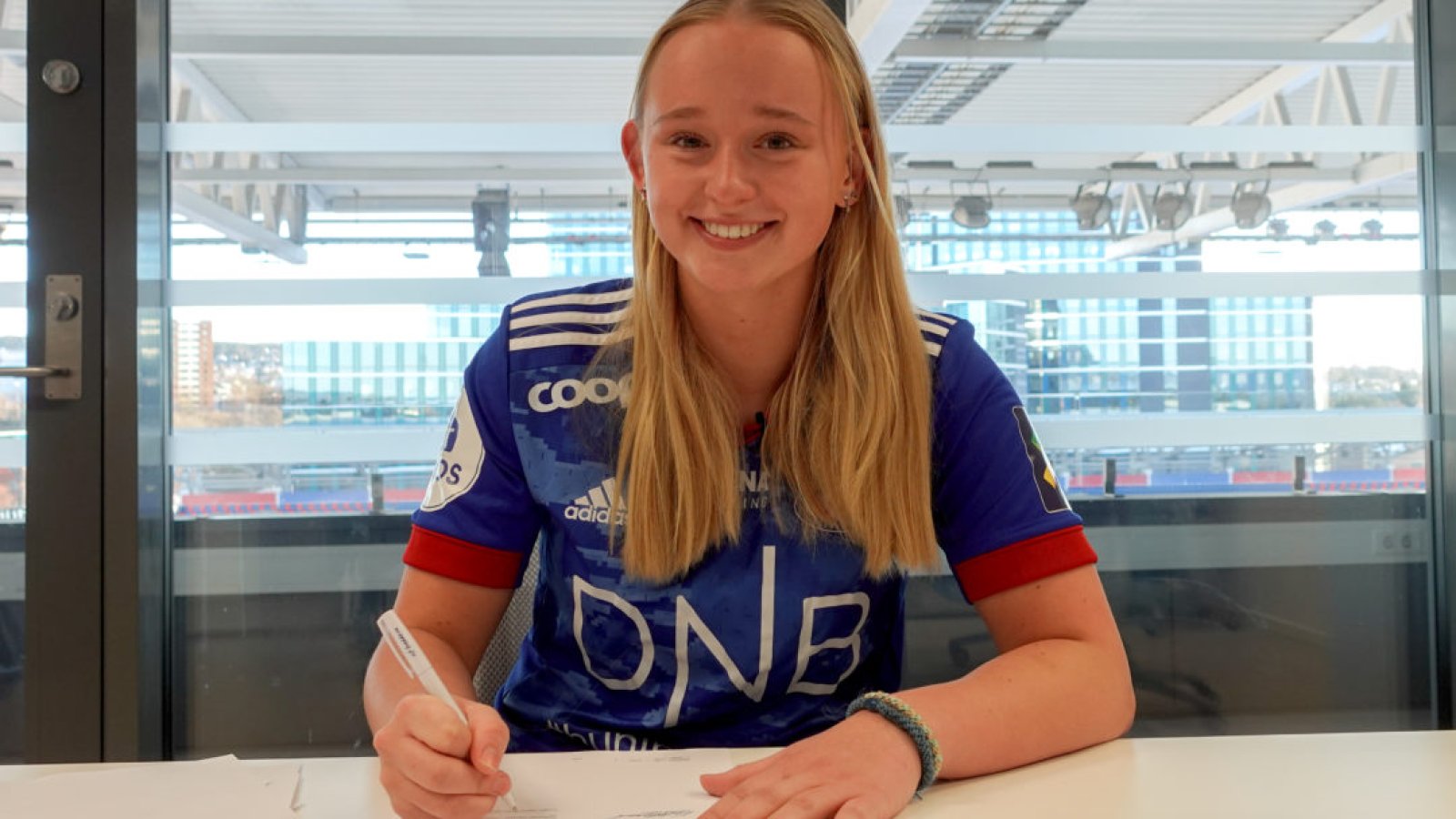 Emma Iversen signerer sin første proffkontrakt! Foto:Vålerenga Fotball/Fredrik Bergo