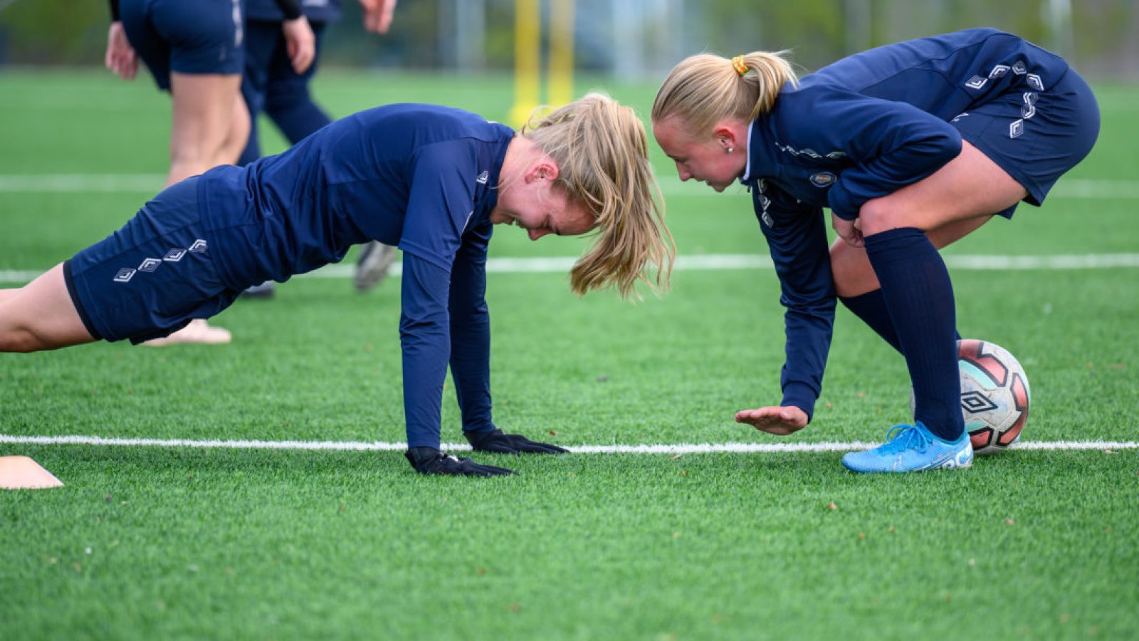 Gir alt på trening. Caroline Mitchell Larød måtte ut i en kollektiv strafferunde kommandert av Emma Iversen. Foto: Morten Mitchell Larød / SPORTFOTO