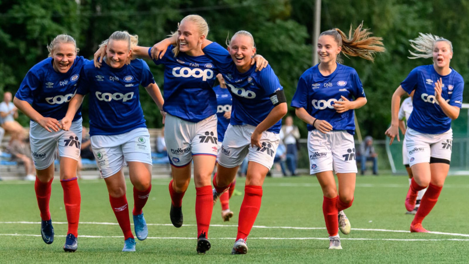 Glade jenter etter seieren i seriestarten mot ØHIL. Foto: Morten Mitchell Larød / SPORTFOTO