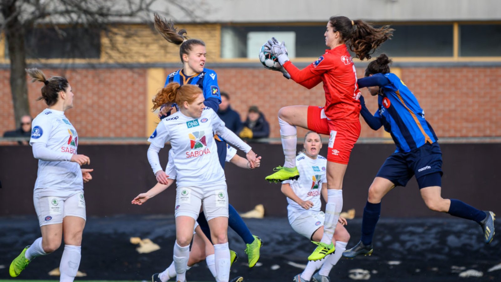 Hannah Seabert ute og rydder opp under fjorårets treningskamp på Nadderud 15. februar 2020. Foto: Morten Mitchell Larød / SPORTFOTO