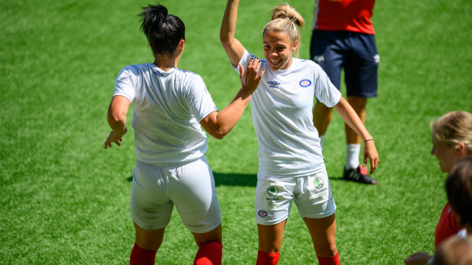 Celin Ildhusøy og Dejana Stefanovic er klare for et nytt derby. Foto: Morten Mitchell Larød / SPORTFOTO