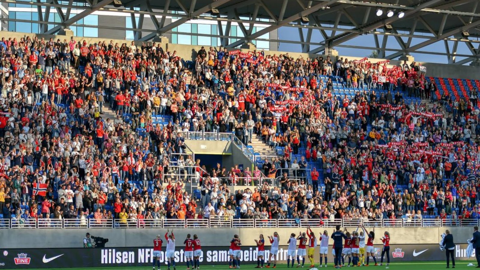 Det ser ut til å bli god stemning på tribunen onsdag 31. juli. Foto: Morten M. Larød