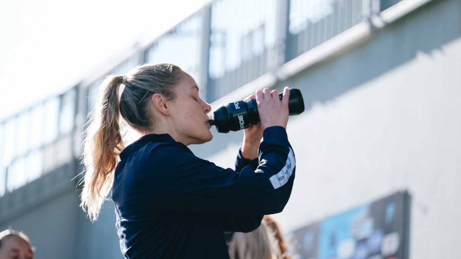 Andrine Tomter fyller på med Powerade. Foto: Ingvild Isaksen