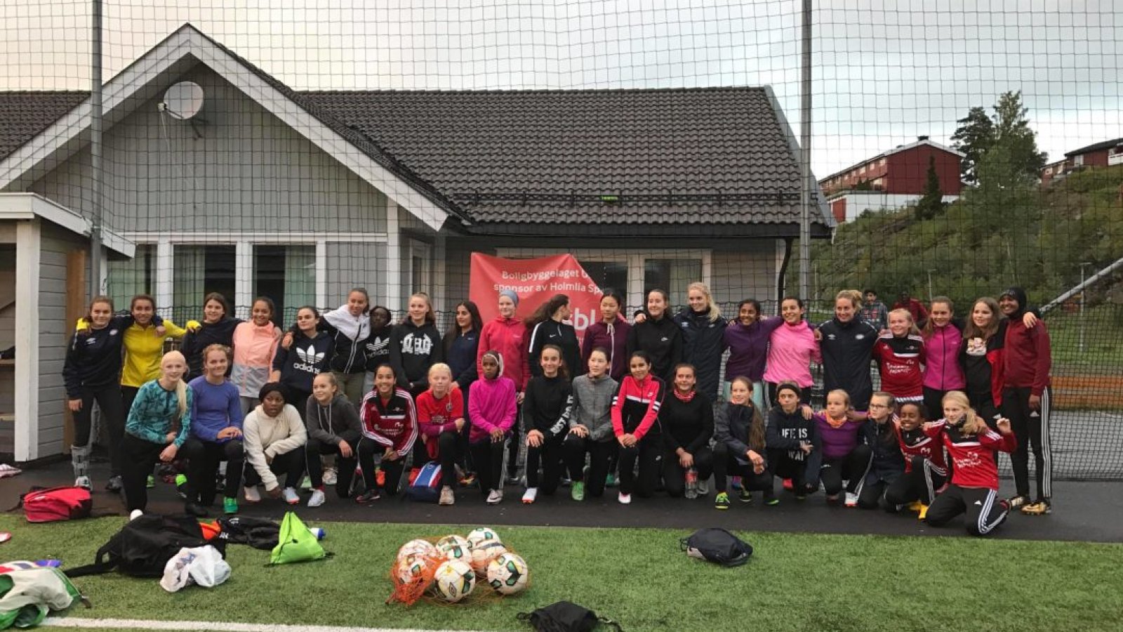 Vålerenga jenter på klubbbesøk til Holmlia høsten 2018 Bilde: Karianne Skaug