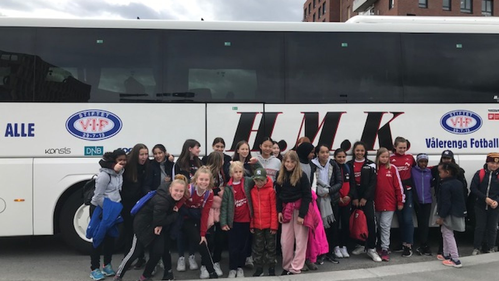 Omkring 40 jenter fra Holmlia fikk buss t/r kampen mot LSK søndag. Foto: Karianne Skaug