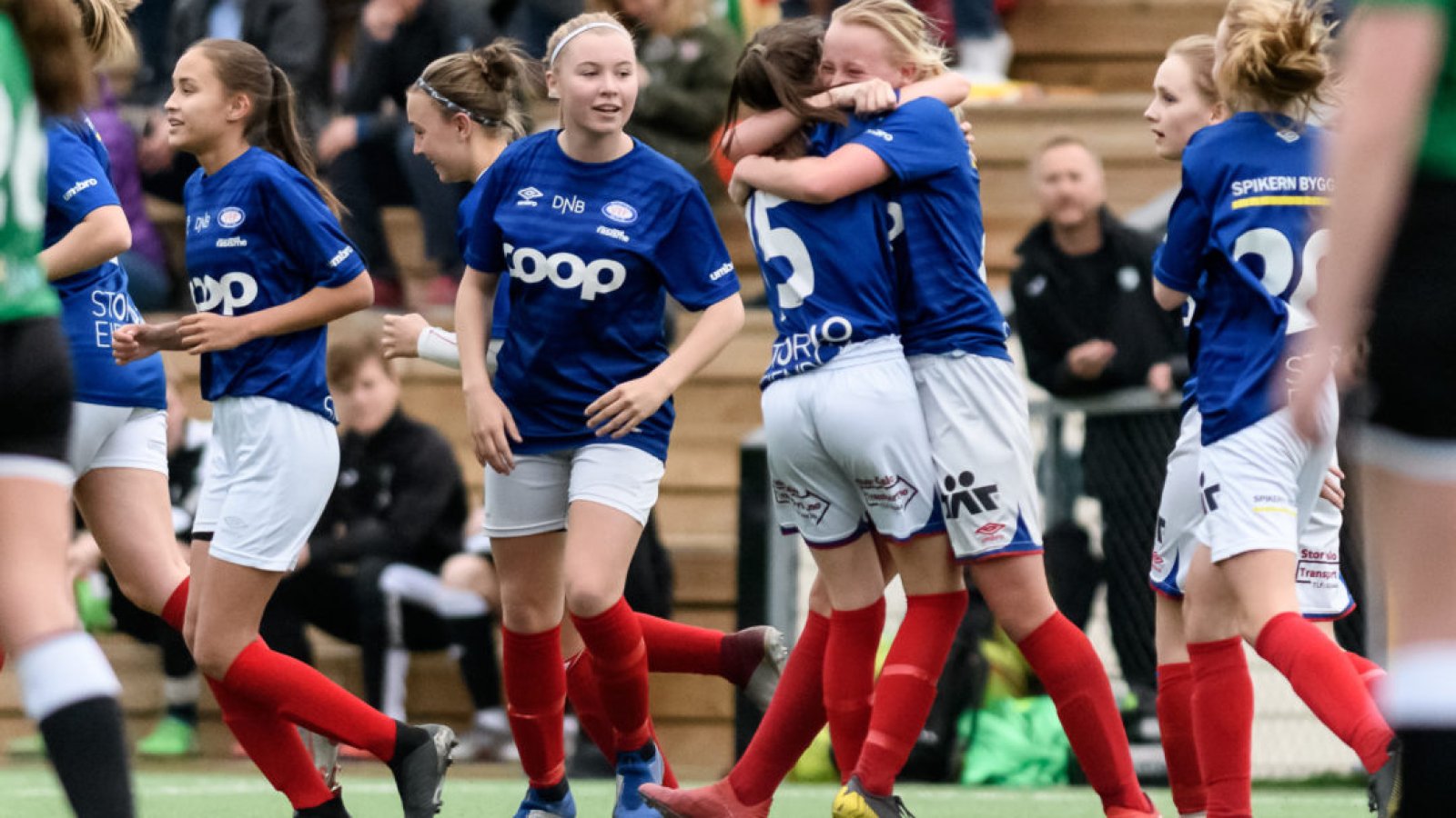 Gledesscener etter Emma Iversens utligningsmål i MN J16-kampen mellom Gjelleråsen og Vålerenga på Li kunstgress 24. april 2019 Resultatet ble 3–4. Foto: Morten M. Larød / Sportfoto