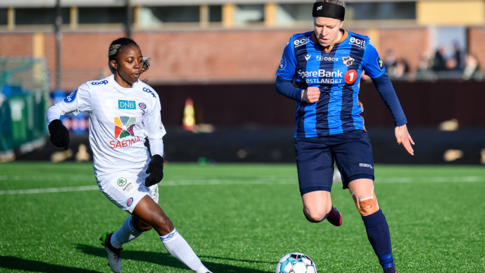 Ajara Njoya møter bla. Ingrid Søndenå, som er en av flere tidligere VIF-spillere på Stabæk. Foto: Morten Mitchell Larød / SPORTFOTO