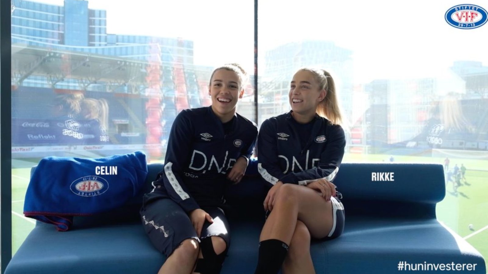 Celin Ildhusøy og Rikke Nygard i dialog om hvem som er laget sparegris. Foto: Skjermdump