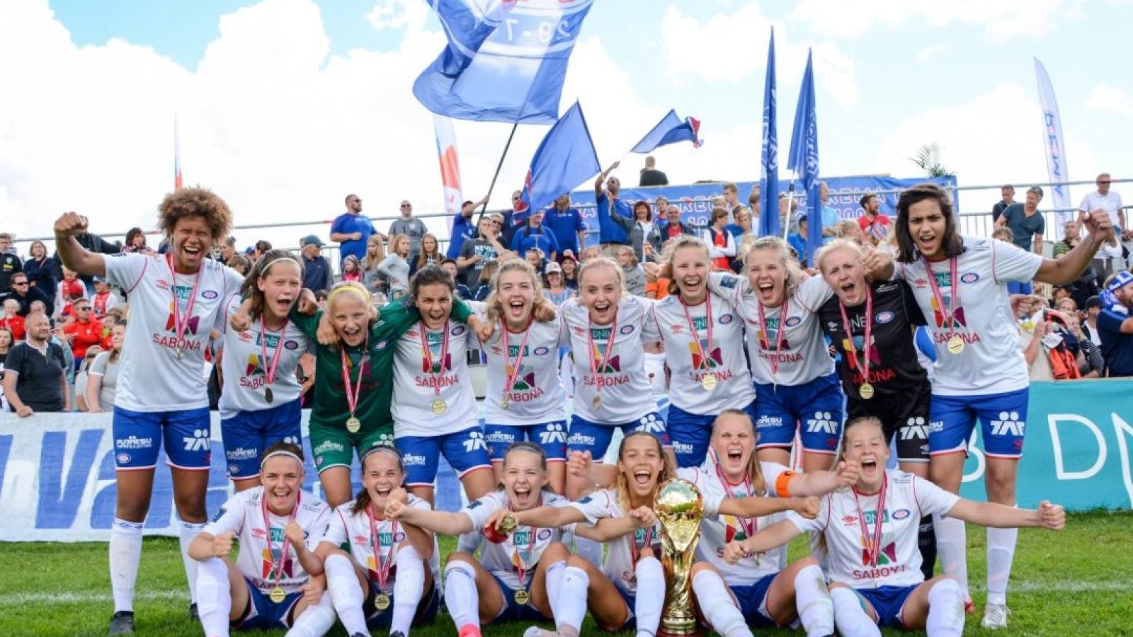 En glad gjeng etter seieren i fjorårets Norway Cup.