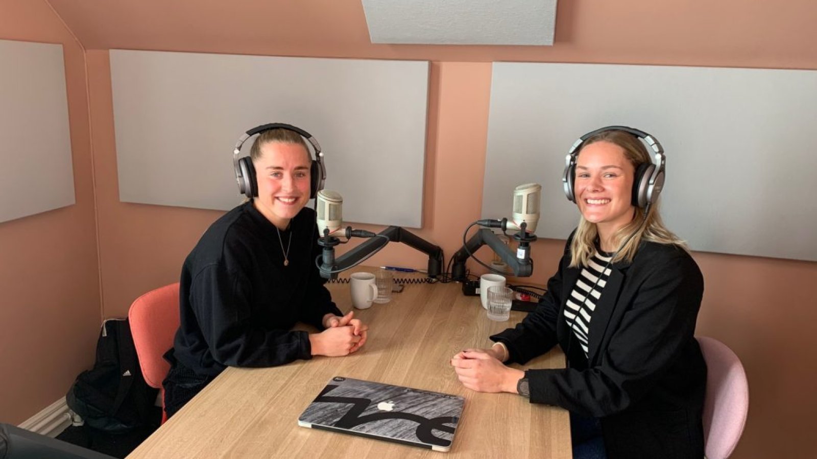 Jentene på plass i podkaststudio (fra 2020). Foto: Fremantle