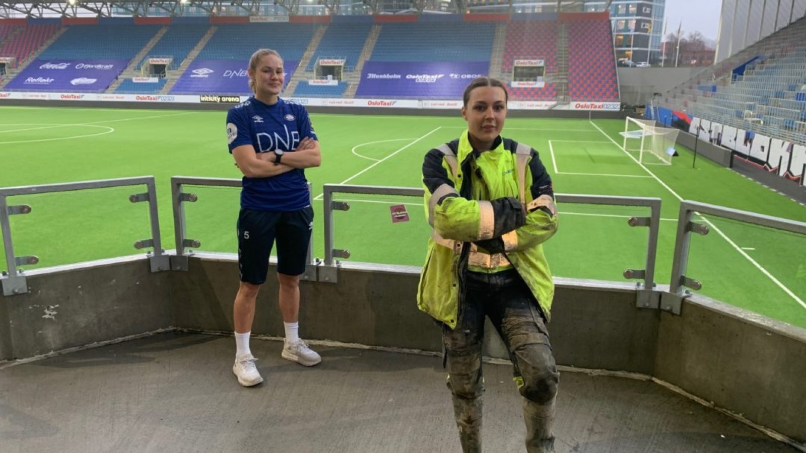 Avtalen ble sparket i gang denne uken, av energimontør-lærling Adelina Lindi og venstreback Andrine Tomter. Foto: Jørgen Thaule