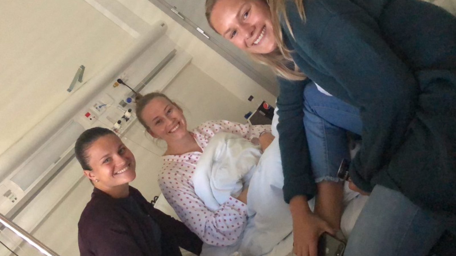 Sherida Spitse og Andrine Tomter på sykebesøk hos Stine Reinås. Foto: Guro Pettersen