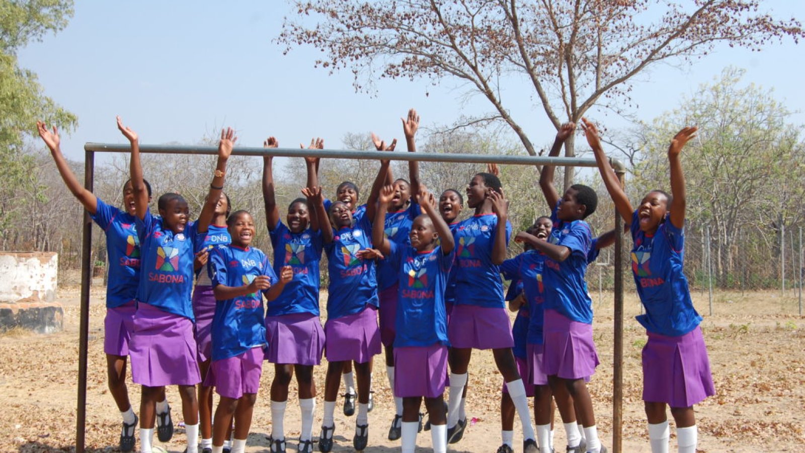 Ved å delta i konkurransen i pausen kan du glede disse jentene i Zimbawe. Foto: Sabona