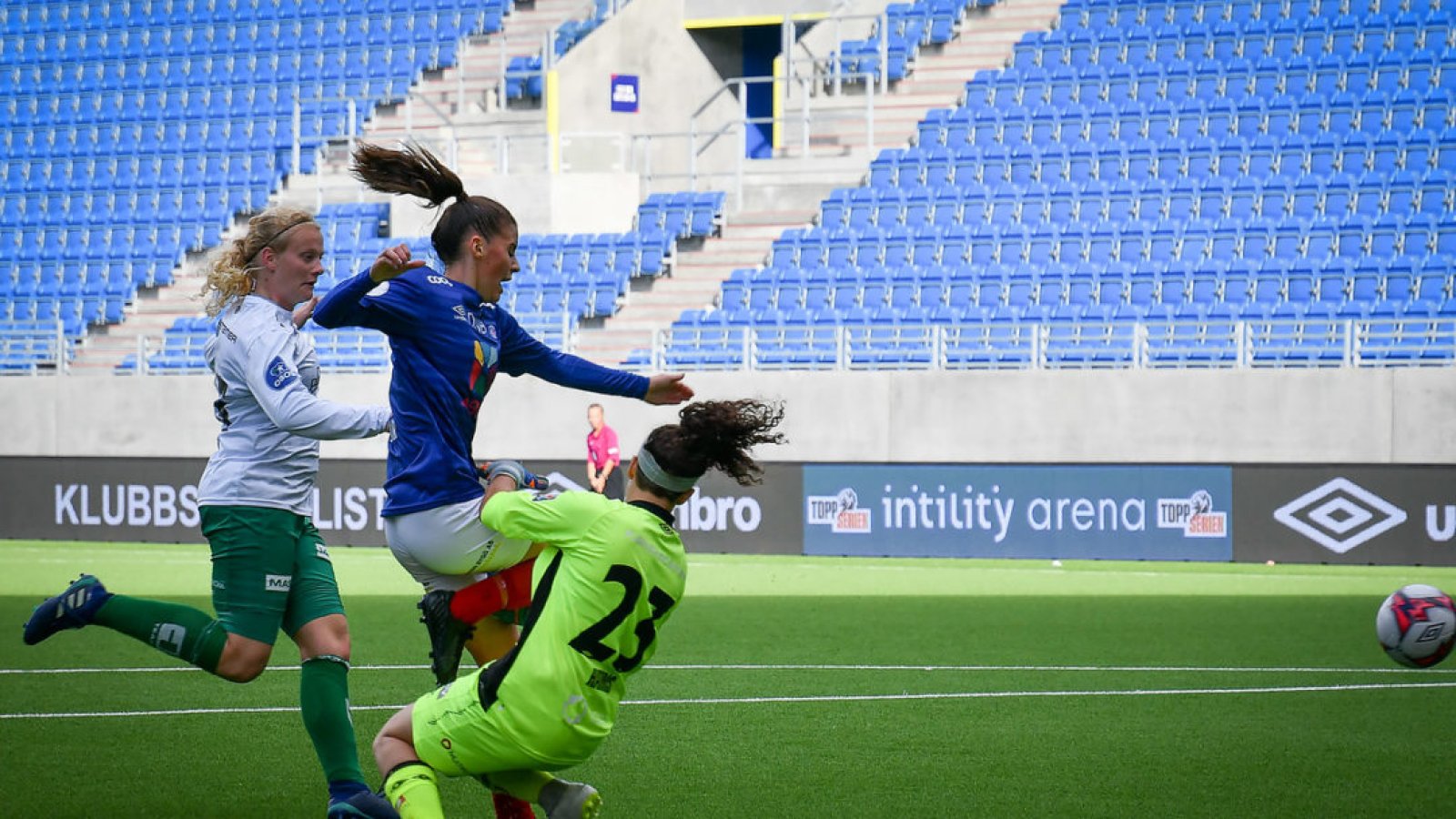 Jenna Dear felles av keeper og tildeles straffe. Foto: Morten M. Larød