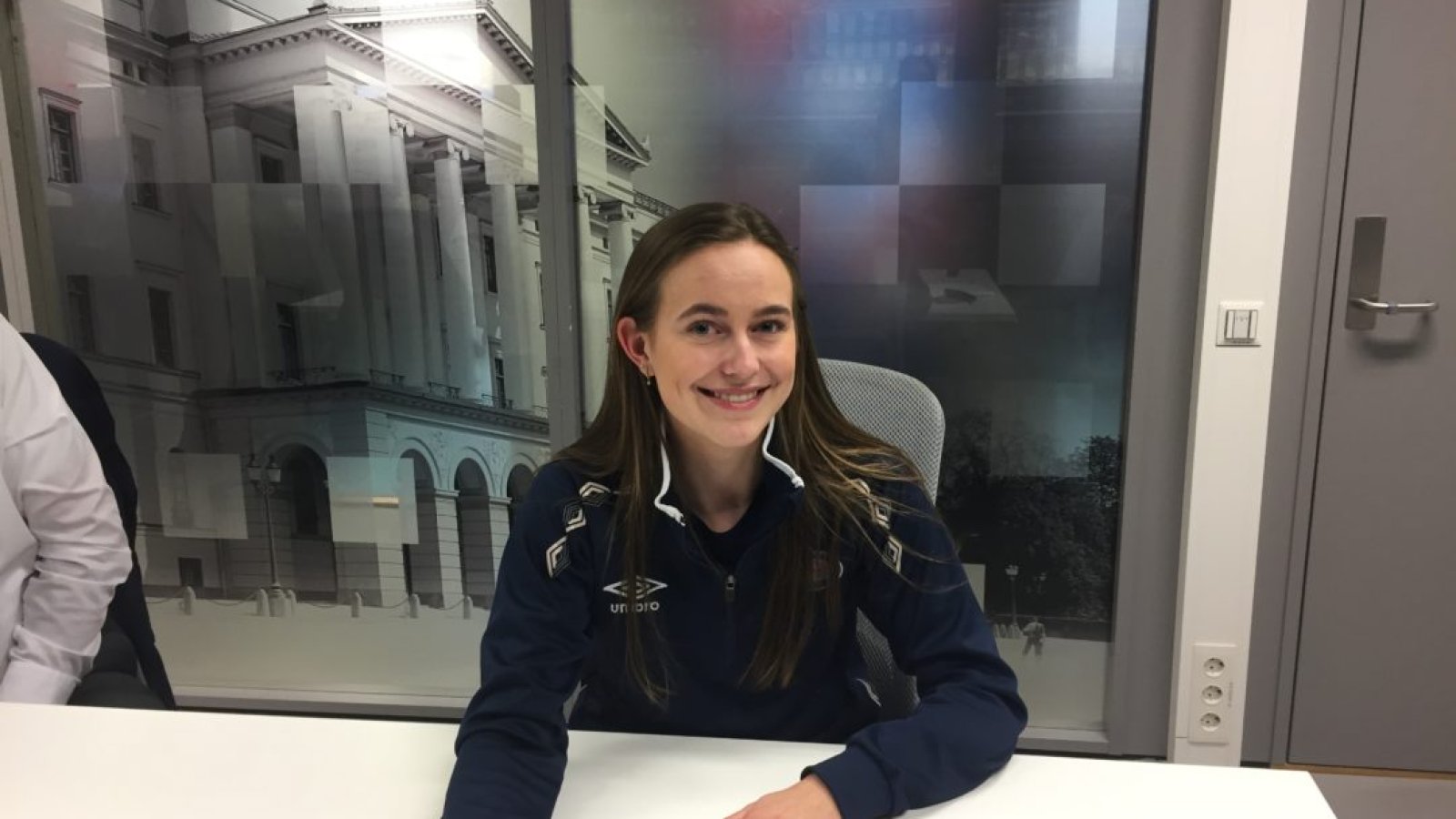 Tine Celine Karstensen skriver under på proffkontrakten. Foto: VÅlerenga Fotball