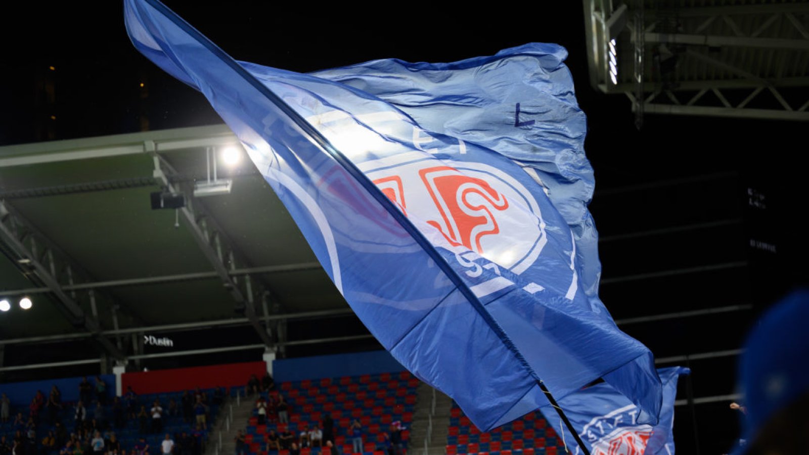 Vålerengas faner svever stolt høyt over alle andre. Foto: Morten Mitchell Larød / SPORTFOTO