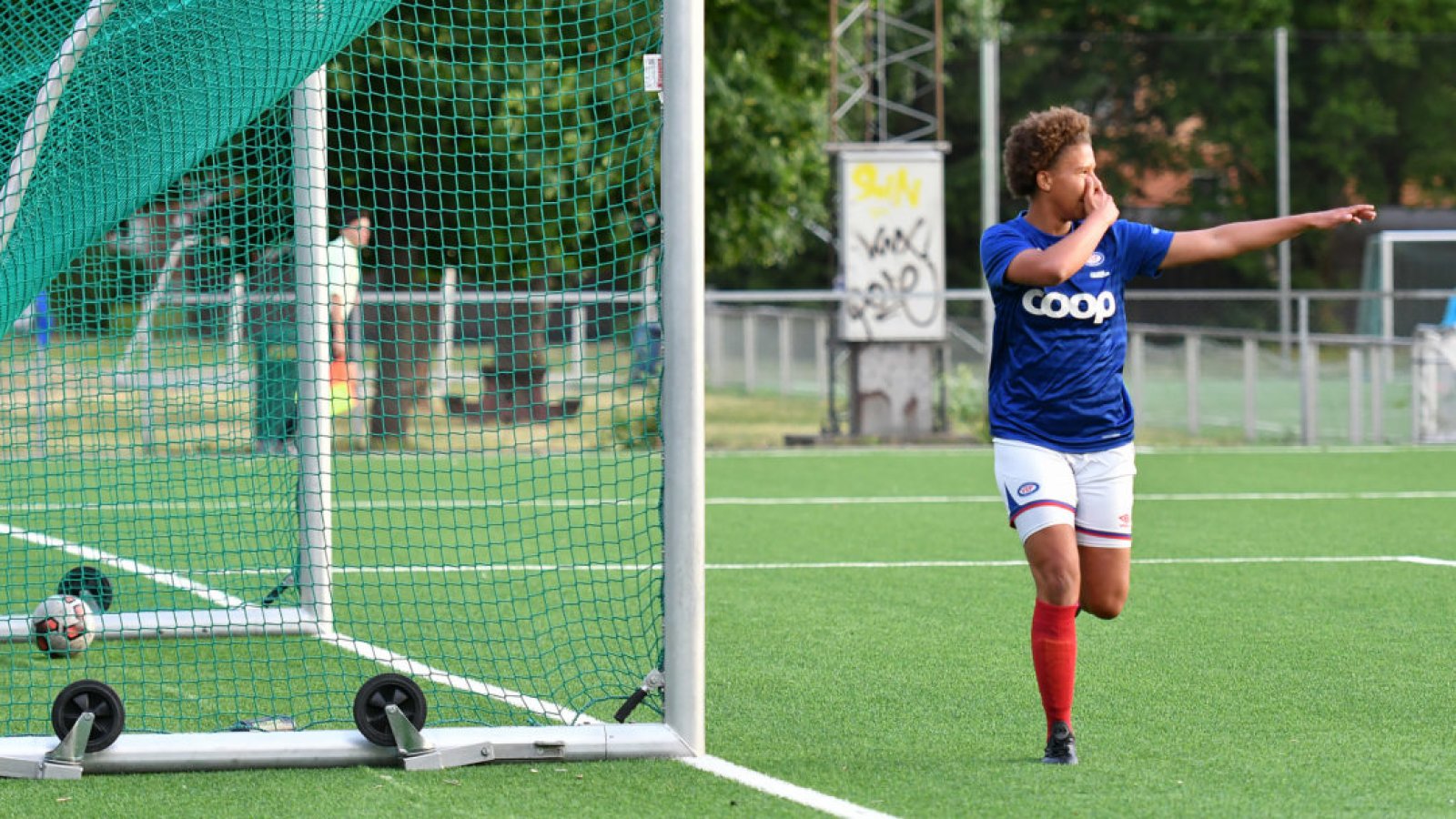 Lea Haji Høiness feirer etter å ha satt inn 2–0-målet. Foto: Morten Mitchell Larød