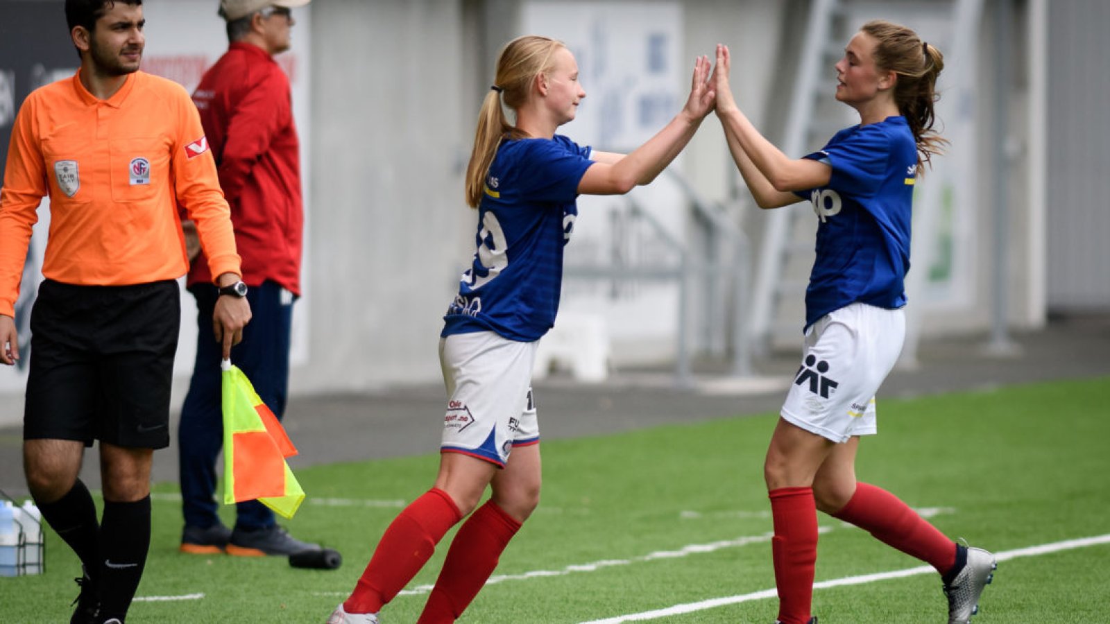 Emma Iversen og Mia Huse foretar et spillerbytte under en rekruttkamp i fjor. Foto: Morten M. Larød / Sportfoto