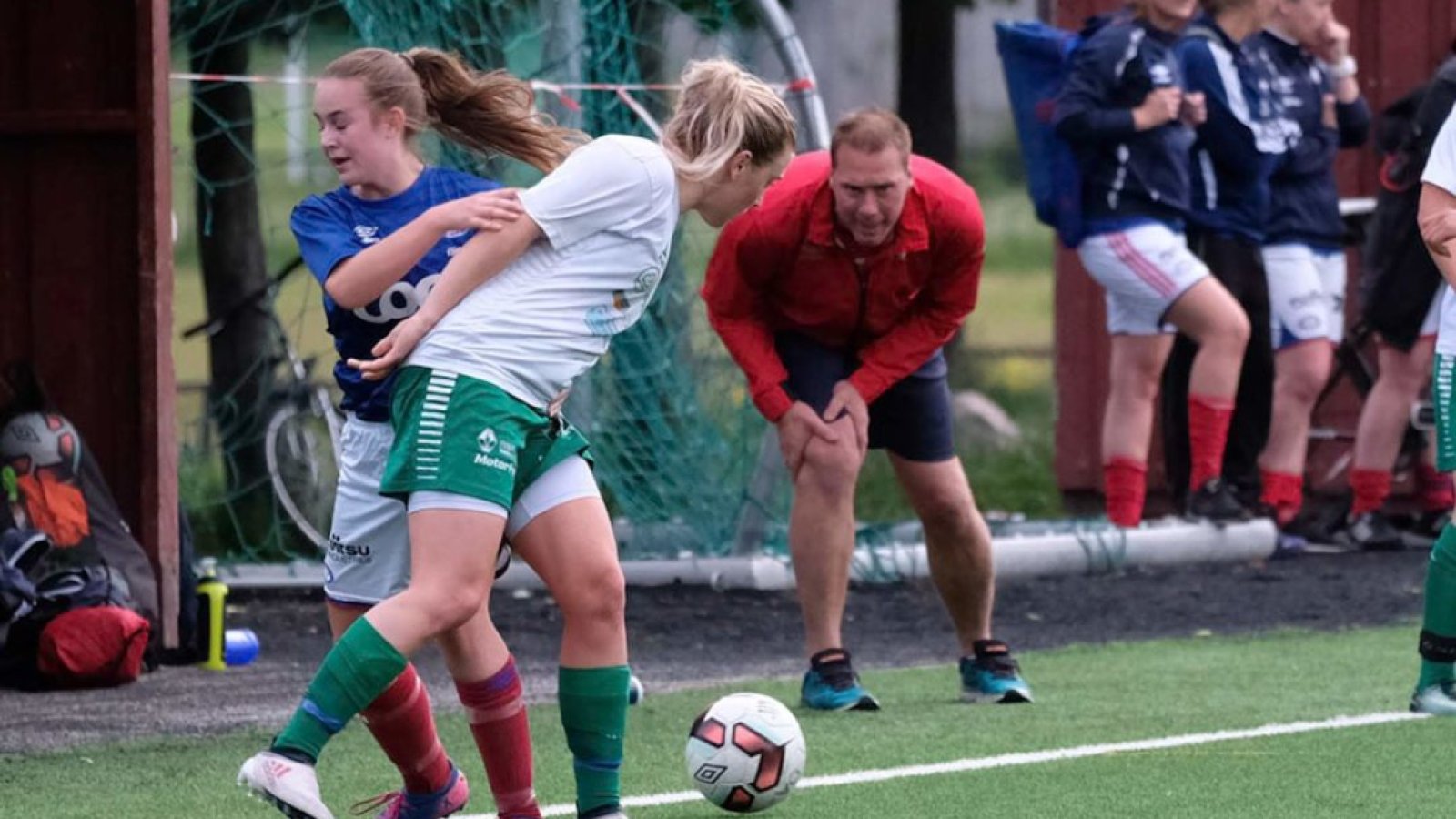 Trener Kenneth Østerås i aksjon på sidelinjen. Foto: Morten M. Larød