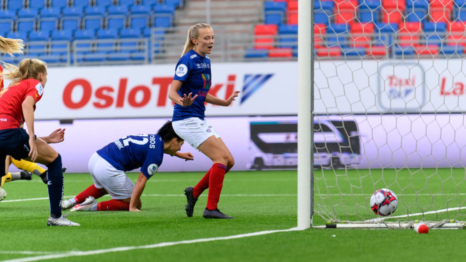 Årets første trepoenger. Foto: Morten Mitchell Larød / SPORTFOTO