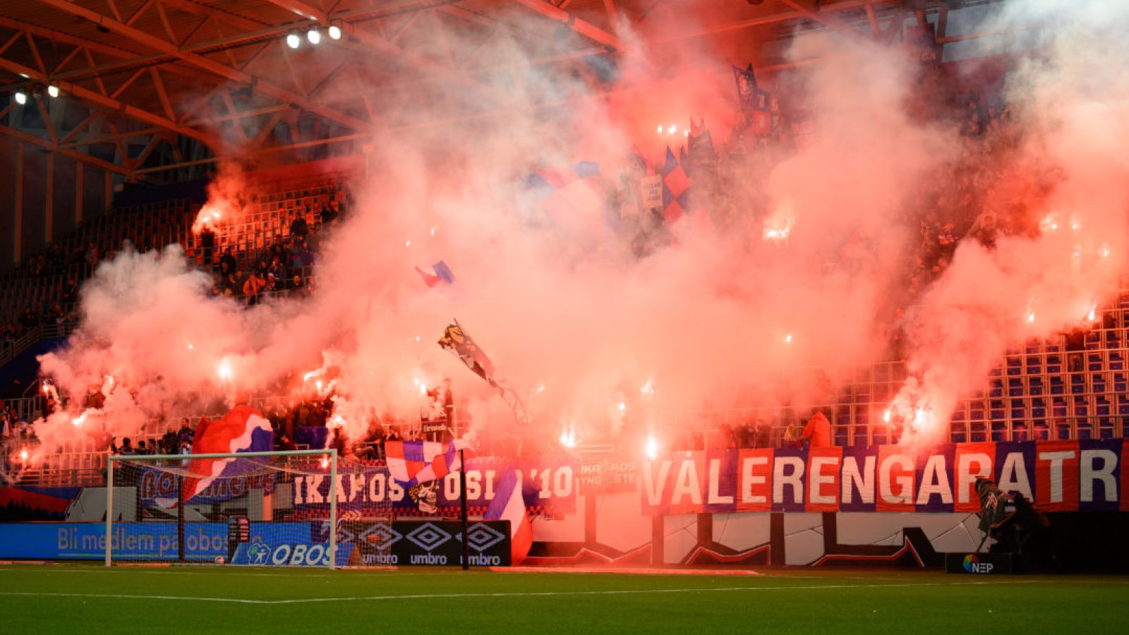 Scener vi ikke sier nei takk til. Her fra Vålerenga - Strømsgodset. Foto: Morten Mitchell Larød / SPORTFOTO