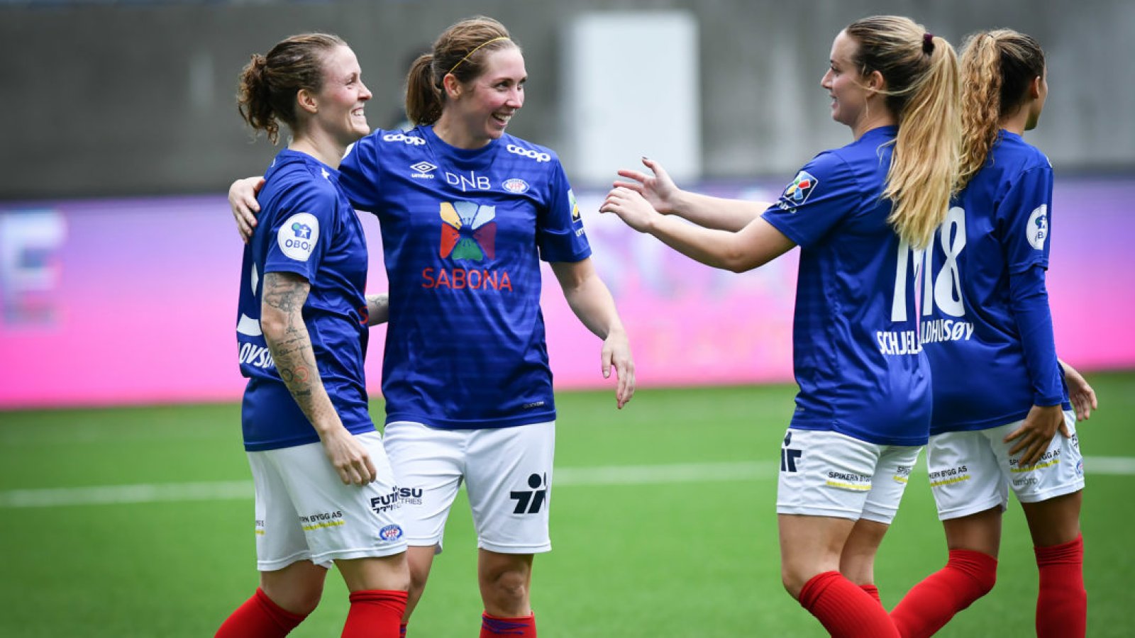 Målscorerne Isabell Herlovsen og Marte Berget gratuleres av Ingrid Schjelderup. Foto: Morten M. Larød/Sportfoto.