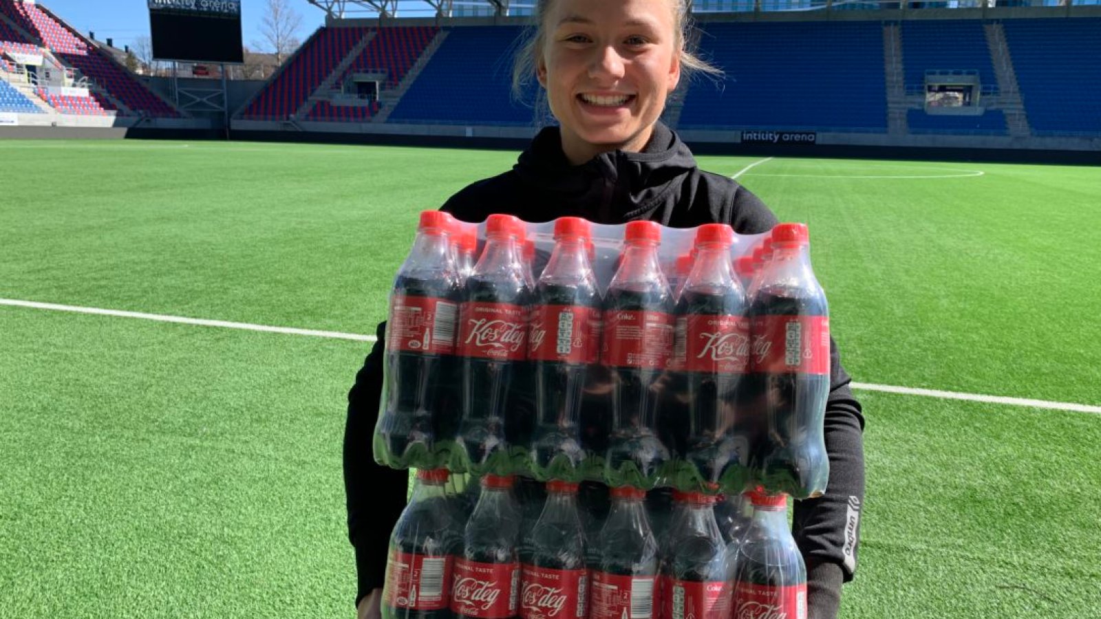 Svanhild Sand med sine to var fornøyd med premien fra Coca Cola.