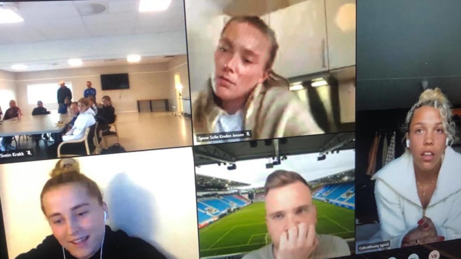 Mange unge fotballjenter var samlet til teamskveld med Vålerenga-spillerne.