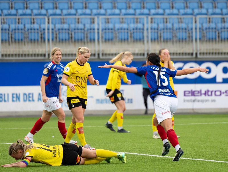 Ylinn Tennebø feirer den avgjørende scoringen. Foto: Ane Frøsaker