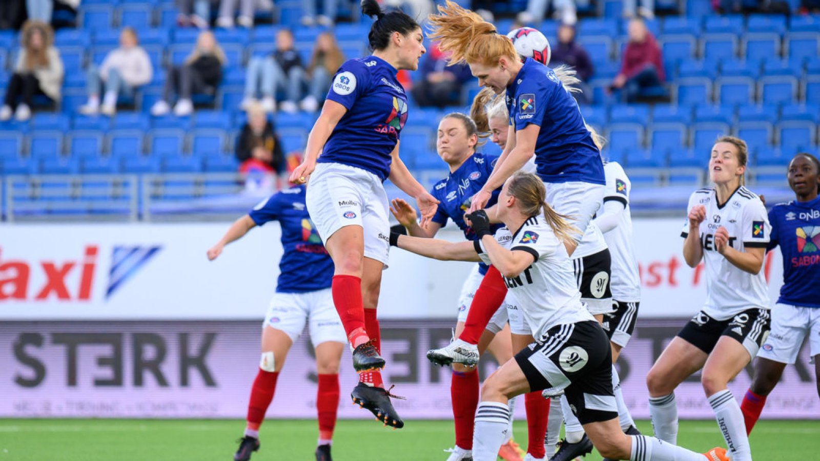 Det ble som ventet en tett og jevn affære på Intility Arena. Foto: Morten Mitchell Larød / SPORTFOTO