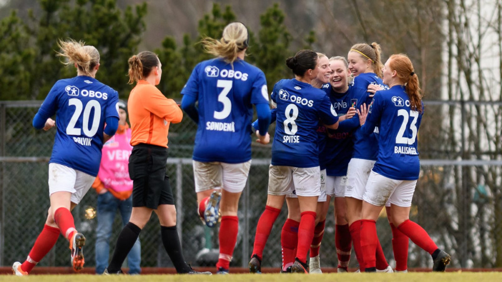 Spillerne jubler for 1-2 scoringen. Foto: Morten M. Larød / Sportfoto