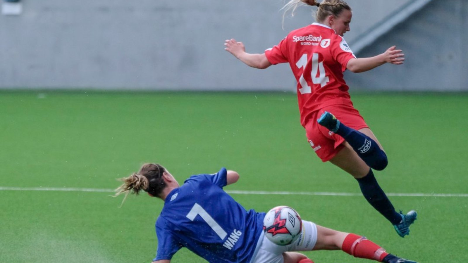 Ellen Wang trøkker til i kampen mot Grand Bodø. Foto: Morten Mitchell Larød.