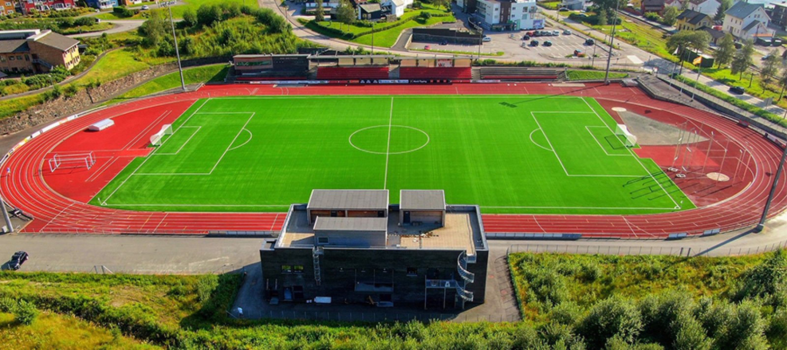 Det har vært vått og kaldt i Arna og det er usikkert om banen er klar til lørdagens kamp. Foto: Unisport
