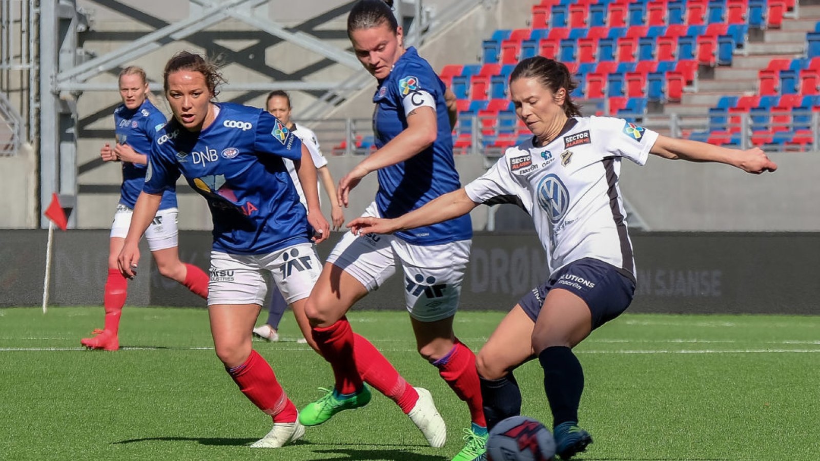 Isabell Herlovsen og Maren Hauge i aksjon. Vålerenga - Stabæk 5-0 på Intility Arena. Foto: Morten M. Larød