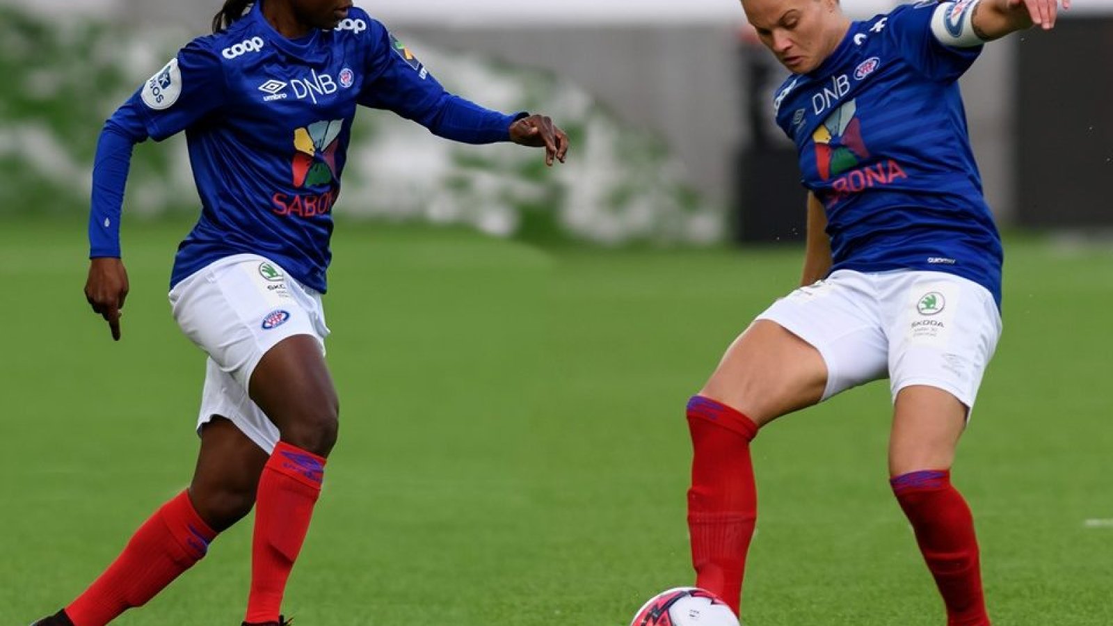 Ajara Njoya og Sherida Spitse var Vålerengas representanter i VM. Foto: Sportfoto (bildene er redigert)