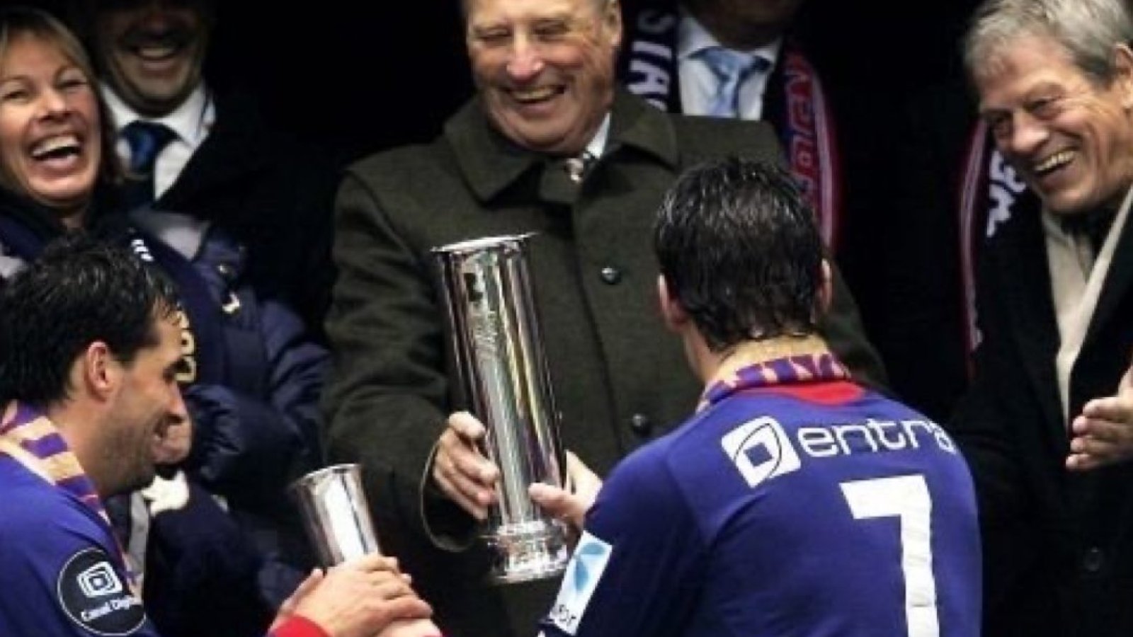 Kong Harald skal besøke Vålerenga Fotball mandag 6. september. Her fra cupfinalen i 2008.