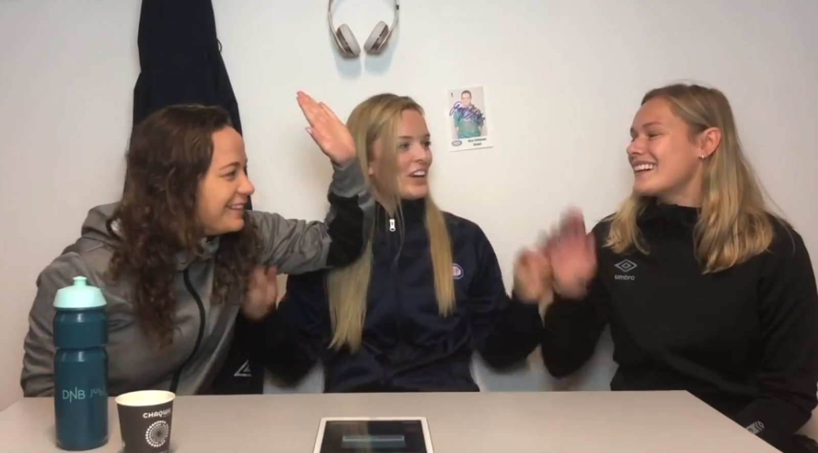 Maren Hauge, Guro Pettersen og Andrine Tomter i aksjon. Foto: Skjermdump