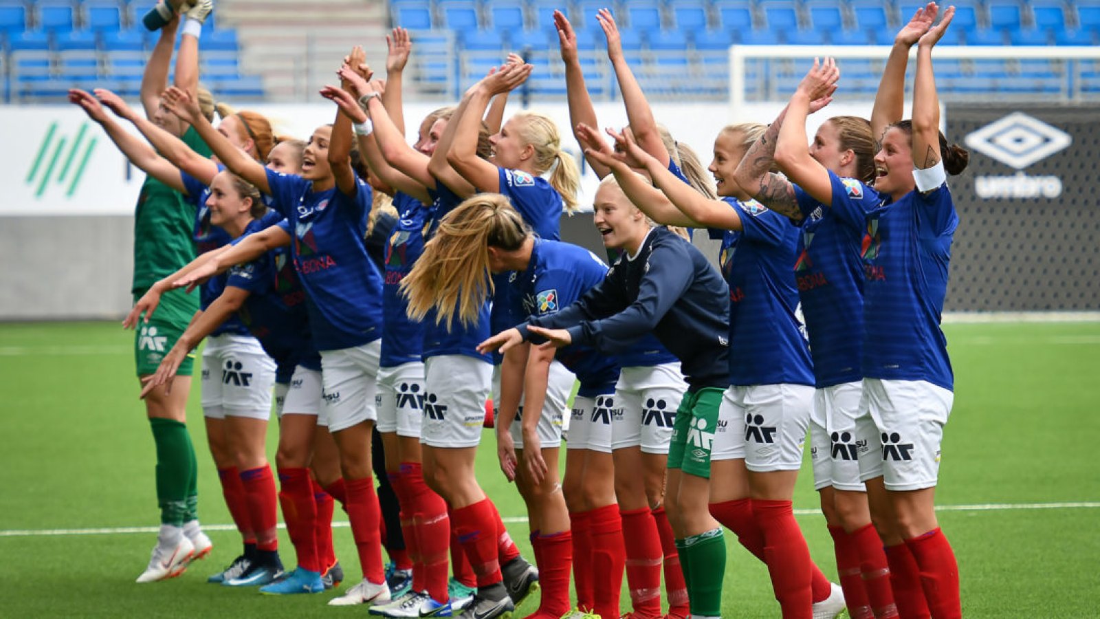 Jentene jublet for seieren etter kampen mot Sandviken i fjor: Foto: Morten M. Larød