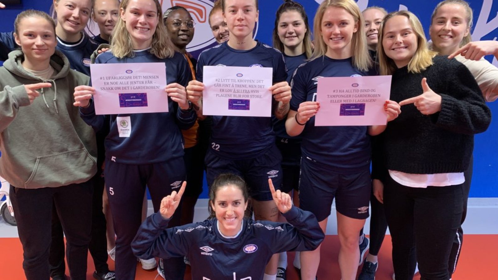 Spillerne presenter tre råd om hvordan man kan forholde seg til menstruasjon i treningshverdagen. Foto: Vålerenga Fotball