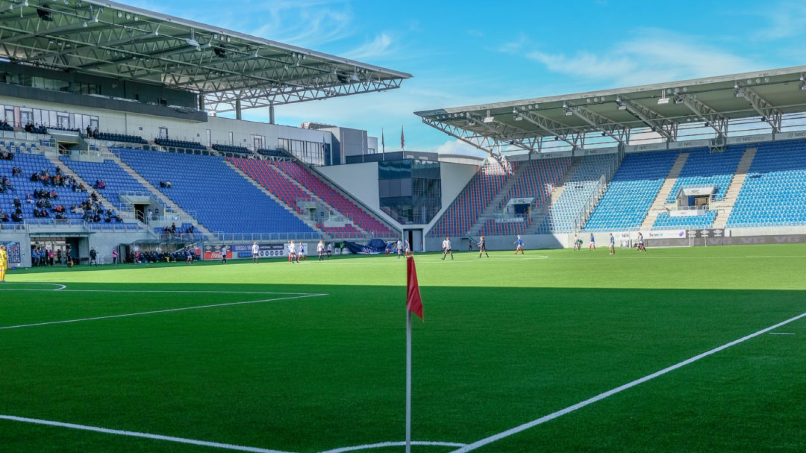 Vi trenger noen hjelpende hender til å få avviklet første hjemmekamp.